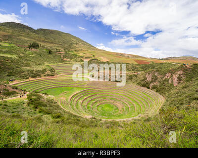 Blick auf die archäologische Stätte von Moray in Peru, in der Nähe von Cuzco und das Dorf von Maras Stockfoto