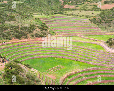 Blick auf die archäologische Stätte von Moray in Peru, in der Nähe von Cuzco und das Dorf von Maras Stockfoto