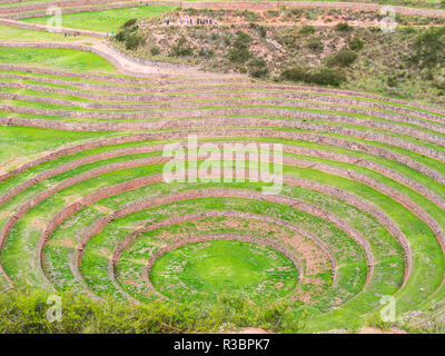 Blick auf die archäologische Stätte von Moray in Peru, in der Nähe von Cuzco und das Dorf von Maras Stockfoto