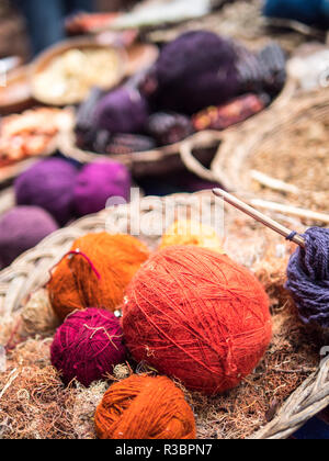 Blick auf die handwerkliche Produkte mit natürlichen Produkten des Dorfes von Chinchero, Peru erstellt Stockfoto