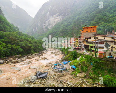 Aguascalientes, Peru - 5. Januar 2017. Blick auf den Fluss Urubamba durch die Aguascalientes Dorf in einer regnerischen Tag Stockfoto