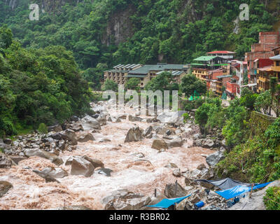 Aguascalientes, Peru - 5. Januar 2017. Blick auf den Fluss Urubamba durch die Aguascalientes Dorf in einer regnerischen Tag Stockfoto