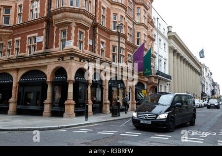 Marke Asprey die Juweliere auf der Ecke der Albermarle Street und Grafton Street, Mayfair, London, Großbritannien Stockfoto