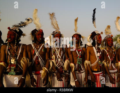 Männer tanzen Yaake Tanz und Guerewol Festival singen - 23. September 2017 InGall Dorf, Agadez, Niger Stockfoto