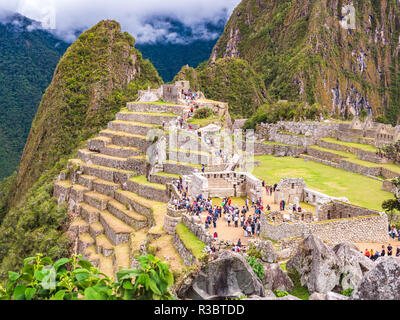 Aguascalientes, Peru - 5. Januar 2017. Blick auf die Touristen, die in der Zitadelle Machu Picchu Stockfoto