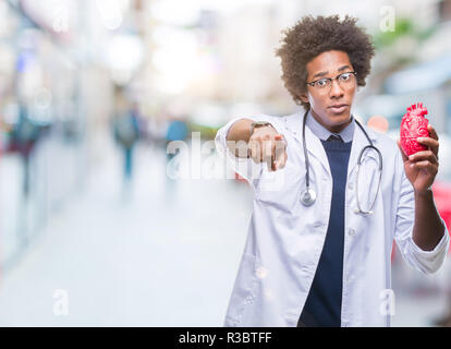 Afro-amerikanische Kardiologe Arzt Mann über isolierte Hintergrund zeigt mit dem Finger auf die Kamera und an Sie, Hand unterzeichnen, positiv und zuversichtlich gestur Stockfoto