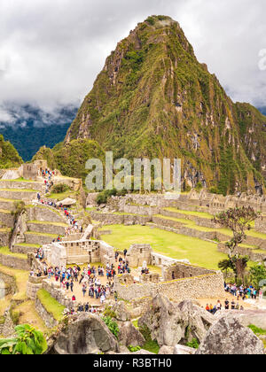 Aguascalientes, Peru - 5. Januar 2017. Blick auf die Touristen, die in der Zitadelle Machu Picchu Stockfoto