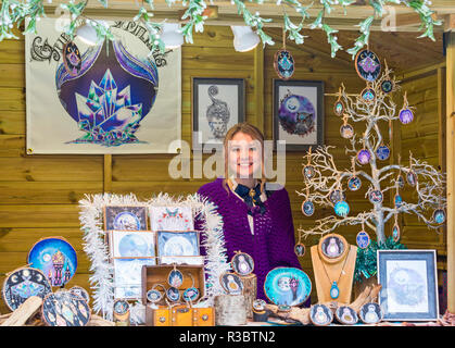Marktstand Halter Verkauf von Geschenken für Weihnachten in Gloucester Quays Victorian Christmas Market, Gloucester, Gloucestershire im November Stockfoto