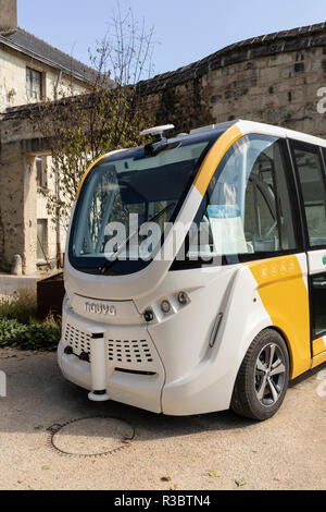 Selbst Fahren elektrisch AV-autonomes Fahrzeug in der Abbaye de Fontevraud, Loire, Frankreich Stockfoto