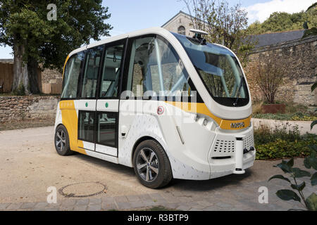 Selbst Fahren elektrisch AV-autonomes Fahrzeug in der Abbaye de Fontevraud, Loire, Frankreich Stockfoto