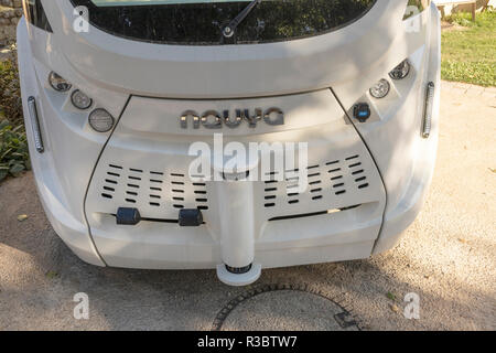 Selbst Fahren elektrisch AV-autonomes Fahrzeug in der Abbaye de Fontevraud, Loire, Frankreich Stockfoto