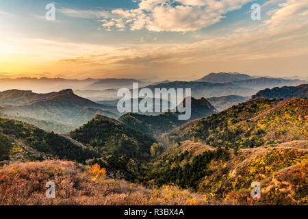 Jinshanling Berge bei Sonnenaufgang im Herbst Farben, von der Chinesischen Mauer, Jinshanling, China. Stockfoto
