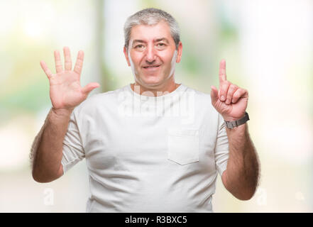 Gut aussehender älterer Mann über isolierte Hintergrund angezeigt und zeigen mit den Fingern Nummer sechs, während lächelte zuversichtlich und fröhlich. Stockfoto