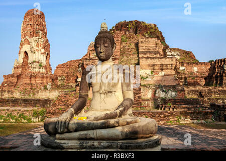 Ayutthaya, Thailand. Großer Buddha im Wat Phra Mahathat, Ayutthaya Historical Park, in der Nähe von Bangkok Stockfoto