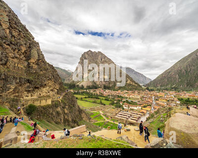 Cusco, Peru - 4. Januar 2017. Ollantaytambo Ollantaytambo Stadt aus dem Heiligtum gesehen Stockfoto