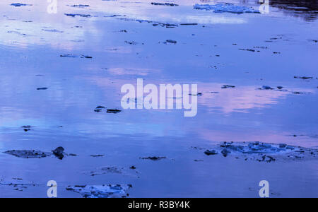 Dämmerung im Winter Wasser mit der ICES in Blau und Rosa pastell Farben Stockfoto