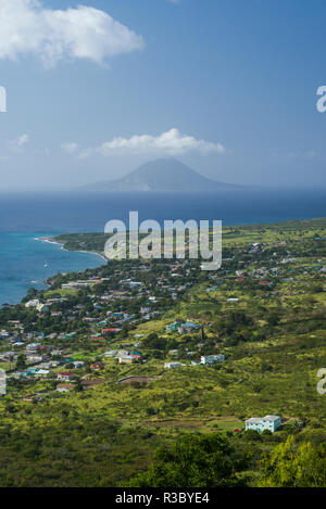 St. Kitts und Nevis, St. Kitts. Brimstone Hill Fortress, erhöhte Küste Blick in Richtung der Insel Sint Eustatius Stockfoto