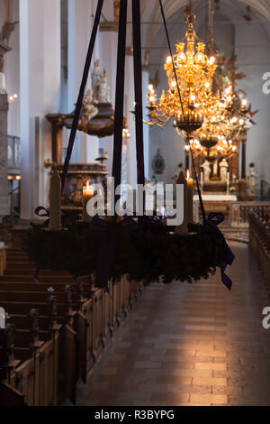 Trinitatis Kirche Innenraum mit Weihnachtsschmuck und Kerzen. Die Kirche befindet sich im Zentrum von Kopenhagen, Dänemark. Es ist Teil des 17. Jahrhunderts Stockfoto