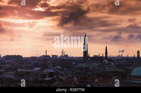 Dunkle Silhouette Skyline von Kopenhagen, Dänemark unter bunten Abend Wolken. Foto aus der Runde Turm, beliebte alte Wahrzeichen der Stadt und viewpoin Stockfoto