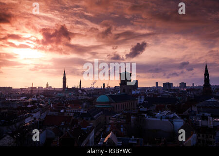 Silhouette Skyline von Kopenhagen, Dänemark unter bunten Abend Wolken. Foto aus der Runde Turm, beliebte alte Wahrzeichen der Stadt. Stockfoto