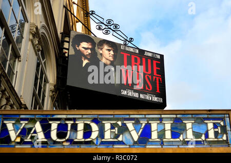 London, England, UK. "True West" im Varieté Theater, The Strand. Spielen von Sam Shepard, starring Kit Harrington und Johnny Flynn, beginnend 23 N Stockfoto