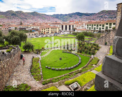 Cusco, Peru - am 3. Januar 2017. Blick auf den Park der Sonnentempel Coricancha Tempel in der Innenstadt von Cusco Stockfoto