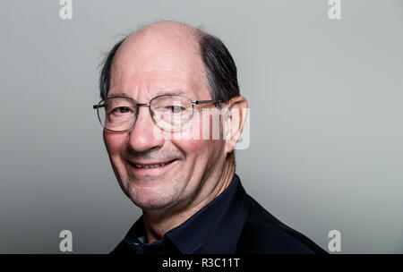 BBC Kommentator Ian Robertson in Pennyhill Park, Bagshot vor seinem abschließenden Kommentar während die England v Australia Match am Samstag. Stockfoto