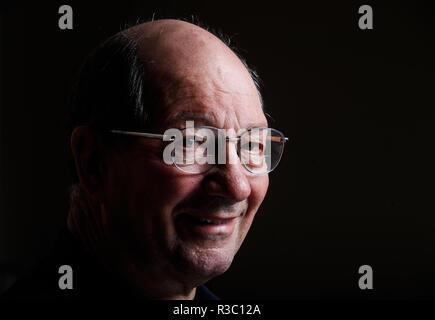 BBC Kommentator Ian Robertson in Pennyhill Park, Bagshot vor seinem abschließenden Kommentar während die England v Australia Match am Samstag. Stockfoto