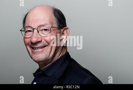 BBC Kommentator Ian Robertson in Pennyhill Park, Bagshot vor seinem abschließenden Kommentar während die England v Australia Match am Samstag. Stockfoto