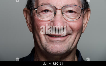 BBC-Kommentator Ian Robertson im Pennyhill Park, Bagshot vor seinem letzten Kommentar während des Spiels England gegen Australien am Samstag. DRÜCKEN SIE VERBANDSFOTO. Bilddatum: Donnerstag, 22. November 2018. Siehe PA Geschichte RugbyU England. Das Foto sollte lauten: John Walton/PA Wire. EINSCHRÄNKUNGEN: Nur für redaktionelle Zwecke, keine kommerzielle Nutzung ohne vorherige Genehmigung. Stockfoto