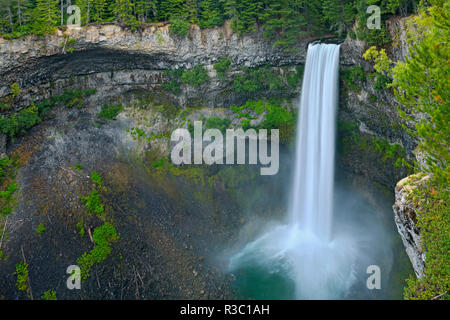 Kanada, British Columbia, Brandywine Falls Provincial Park. Brandywine Falls und Pool. Stockfoto