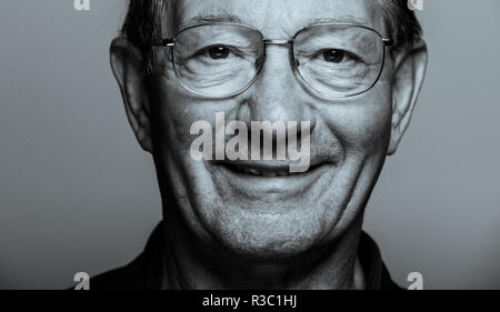 BBC Kommentator Ian Robertson in Pennyhill Park, Bagshot vor seinem abschließenden Kommentar während die England v Australia Match am Samstag. Stockfoto