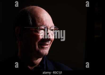 BBC Kommentator Ian Robertson in Pennyhill Park, Bagshot vor seinem abschließenden Kommentar während die England v Australia Match am Samstag. Stockfoto