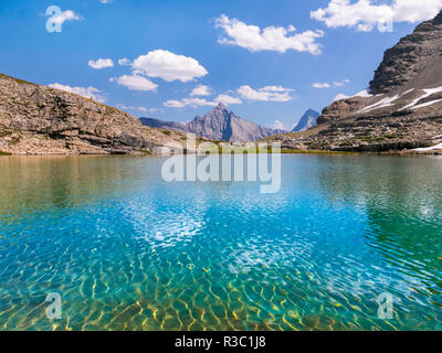 Kanada, British Columbia, East Kootenay Mountains. Gelbe See- und Berglandschaft. Stockfoto