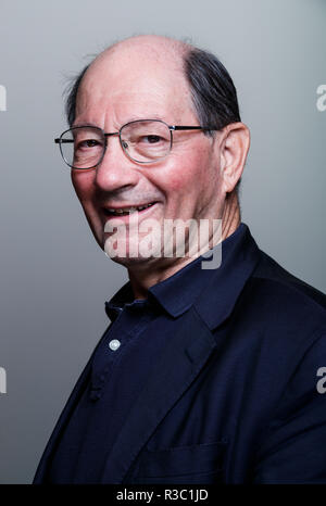 BBC Kommentator Ian Robertson in Pennyhill Park, Bagshot vor seinem abschließenden Kommentar während die England v Australia Match am Samstag. Stockfoto