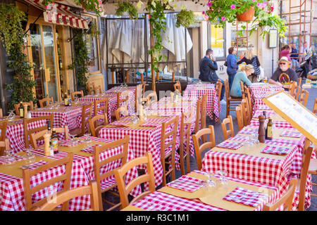 Traditionelles italienisches Restaurant in Rom mit roten und weißen Tischdecken, Rom, Italien Stockfotografie