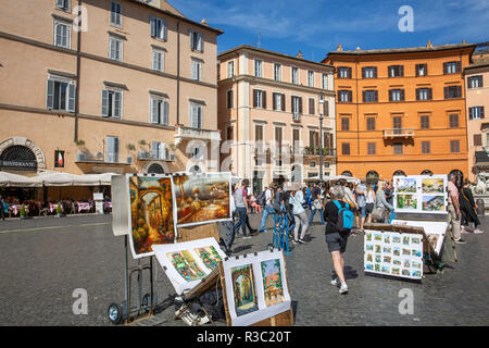 Künstler, die ihre Gemälde in Piazza Navona im Zentrum von Rom, Italien Stockfoto