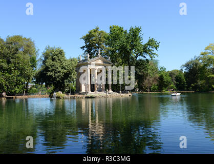 Malerische 1786 Ionischen Stil Tempel inmitten einer malerischen See & zugänglich durch eine hölzerne Seebrücke. Stockfoto