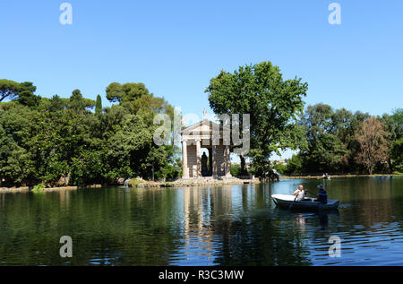 Malerische 1786 Ionischen Stil Tempel inmitten einer malerischen See & zugänglich durch eine hölzerne Seebrücke. Stockfoto