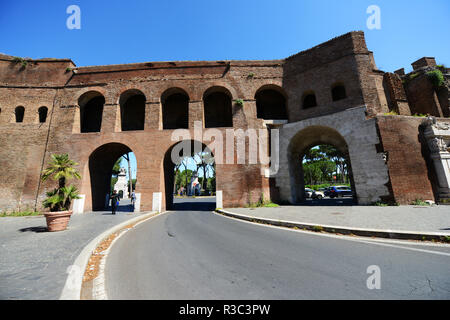 Pinciana Tor im 5.Jahrhundert gebaut wurde, diese gewölbte Tor war ein Durchgang durch die 3rd-Stadtmauer. Stockfoto