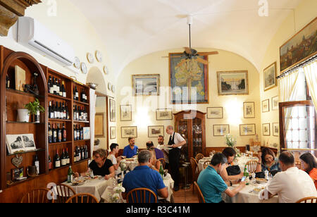 Da Enzo Restaurant in Rom ist bekannt für ihre römische Küche. Stockfoto