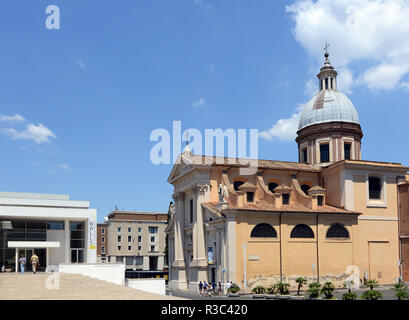 San Rocco Kirche und das Museum der Ara Pacis in Rom. Stockfoto