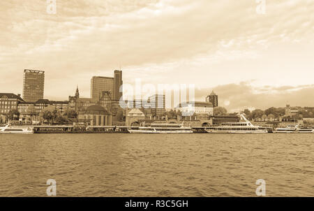 Hamburg, Deutschland - 29. Oktober 2016. Schönen Blick auf die berühmte Hamburger Landungsbrücken mit Hafen und traditionelle Raddampfer auf der Elbe, St. Stockfoto