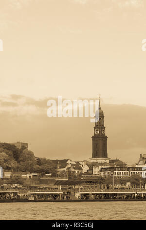 Hamburg, Deutschland - 29. Oktober 2016. Hamburgs Wahrzeichen Kirche Turm, der Michel, erhebt sich hinter Teile des alten Hafen in Hamburg, Deutschland Stockfoto