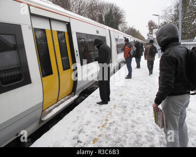 Pendeln im Winter Schnee von Ladywell, London, England, Großbritannien Stockfoto