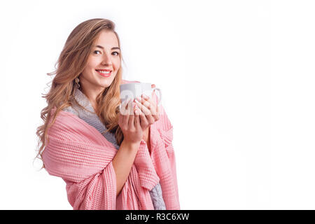 Attraktive blonde Frau Klopapier in Decke Holding heiße Tasse trinken isoliert auf Weiss mit Copyspace. Winterurlaub, gemütliche Homestay Stockfoto