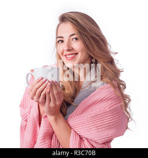 Attraktive blonde Frau Klopapier in Decke Holding heiße Tasse trinken isoliert auf Weiss mit Copyspace. Winterurlaub, gemütliche Homestay Stockfoto