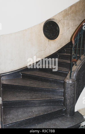 In schwarzem Marmor Treppe Stockfoto