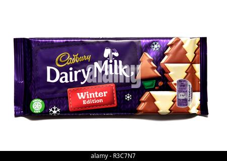 Cadbury's Dairy Milk Chocolate Bar Winter Edition auf weißem Hintergrund Stockfoto