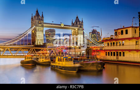 Die Tower Bridge in London leuchtet am Abend Stockfoto
